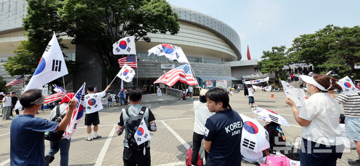 [서울=뉴시스] 박주성 기자 = 제9회 전국동시지방선거 투표용지 부족 사태에 항의하며 개표소 봉쇄 시위를 이어가고 있는 14일 서울 송파구 올림픽공원 핸드볼경기장에 설치된 개표소 앞에서 시민들이 구호를 외치고 있다.