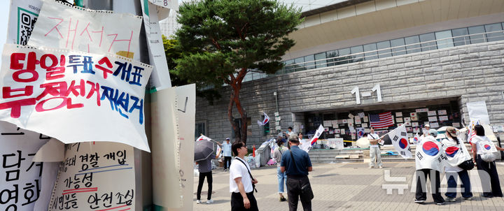 [서울=뉴시스] 박주성 기자 = 제9회 전국동시지방선거 투표용지 부족 사태에 항의하며 개표소 봉쇄 시위를 이어가고 있는 14일 서울 송파구 올림픽공원 핸드볼경기장에 설치된 개표소 앞에서 시민들이 구호를 외치고 있다.