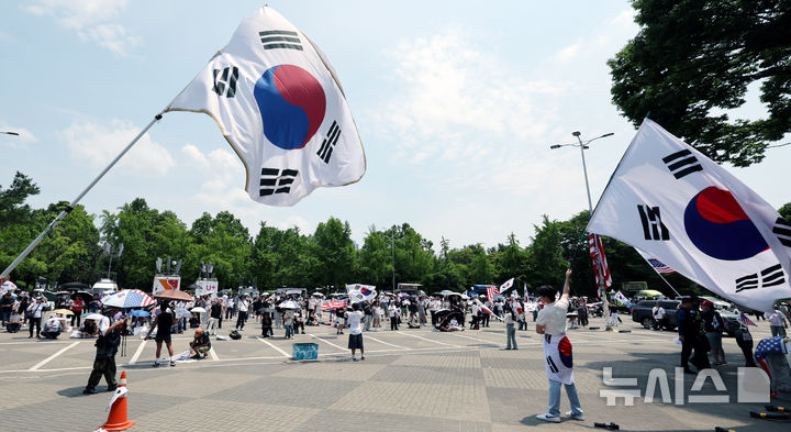 [서울=뉴시스] 박주성 기자 = 제9회 전국동시지방선거 투표용지 부족 사태에 항의하며 개표소 봉쇄 시위를 이어가고 있는 14일 서울 송파구 올림픽공원 핸드볼경기장에 설치된 개표소 앞에서 시민들이 구호를 외치고 있다.