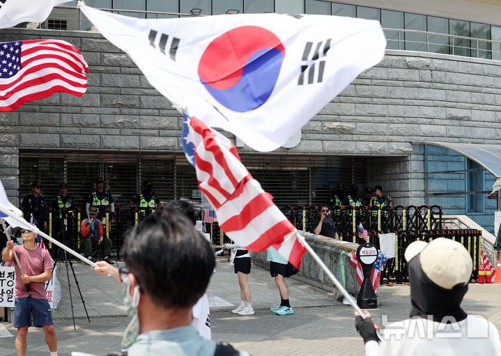 [서울=뉴시스] 박주성 기자 = 제9회 전국동시지방선거 투표용지 부족 사태에 항의하며 개표소 봉쇄 시위를 이어가고 있는 14일 서울 송파구 올림픽공원 핸드볼경기장에 설치된 개표소 앞에서 시민들이 구호를 외치고 있다.