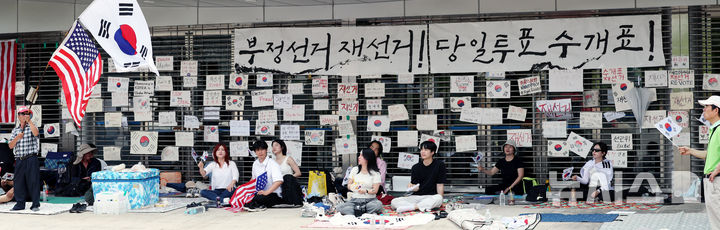 [서울=뉴시스] 박주성 기자 = 제9회 전국동시지방선거 투표용지 부족 사태에 항의하며 개표소 봉쇄 시위를 이어가고 있는 14일 서울 송파구 올림픽공원 핸드볼경기장에 설치된 개표소 앞에서 시민들이 구호를 외치고 있다.