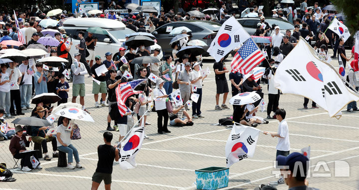 [서울=뉴시스] 박주성 기자 = 제9회 전국동시지방선거 투표용지 부족 사태에 항의하며 개표소 봉쇄 시위를 이어가고 있는 14일 서울 송파구 올림픽공원 핸드볼경기장에 설치된 개표소 앞에서 시민들이 구호를 외치고 있다.