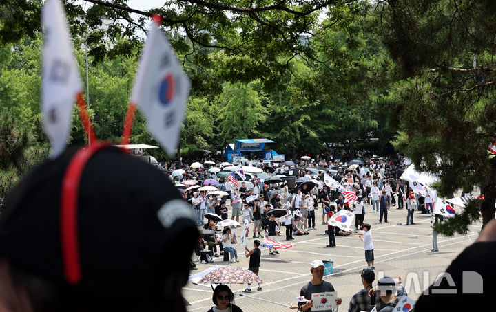 [서울=뉴시스] 박주성 기자 = 제9회 전국동시지방선거 투표용지 부족 사태에 항의하며 개표소 봉쇄 시위를 이어가고 있는 14일 서울 송파구 올림픽공원 핸드볼경기장에 설치된 개표소 앞에서 시민들이 구호를 외치고 있다.