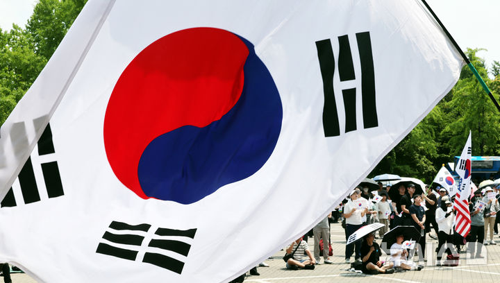 [서울=뉴시스] 박주성 기자 = 제9회 전국동시지방선거 투표용지 부족 사태에 항의하며 개표소 봉쇄 시위를 이어가고 있는 14일 서울 송파구 올림픽공원 핸드볼경기장에 설치된 개표소 앞에서 시민들이 구호를 외치고 있다.