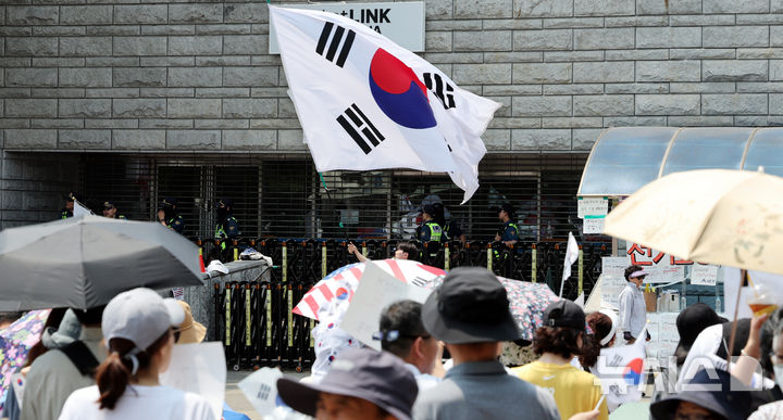 [서울=뉴시스] 박주성 기자 = 제9회 전국동시지방선거 투표용지 부족 사태에 항의하며 개표소 봉쇄 시위를 이어가고 있는 14일 서울 송파구 올림픽공원 핸드볼경기장에 설치된 개표소 앞에 시민들이 모여 있다.2026.