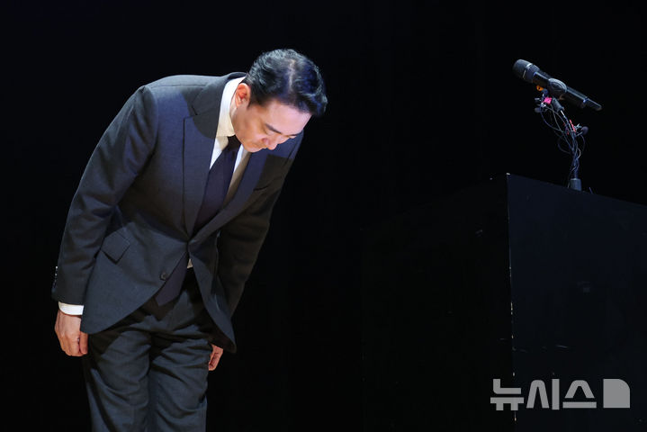 [서울=뉴시스] 권창회 기자 = 홍정도 중앙홀딩스 부회장이 15일 서울 마포구 중앙일보빌딩에서 중앙그룹 계열사 기업회생절차 신청 관련 기자회견을 열고 사과하고 있다.2026.06.15.kch0523@newsis.