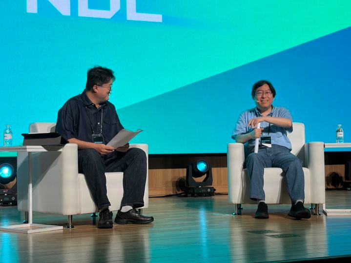 [서울=뉴시스] 박용현 대표(오른쪽)는 16일 경기 성남시 넥슨 판교 사옥 일대에서 열린 '넥슨개발자콘퍼런스(NDC) 2026'에서 이경혁 게임제너레이션 편집장과 대담을 가졌다. (사진=넥슨 제공) *재판매 및 DB