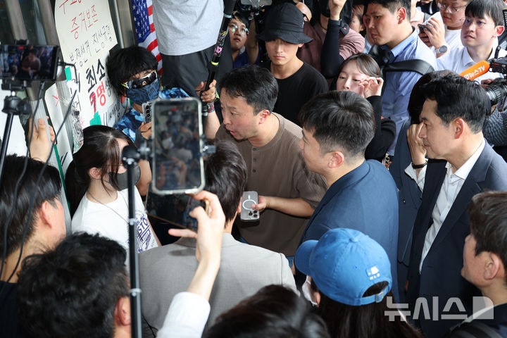 시위자 1명 '개표소 문 앞' 저지…체육단체, 野중재에도 결국 철수
