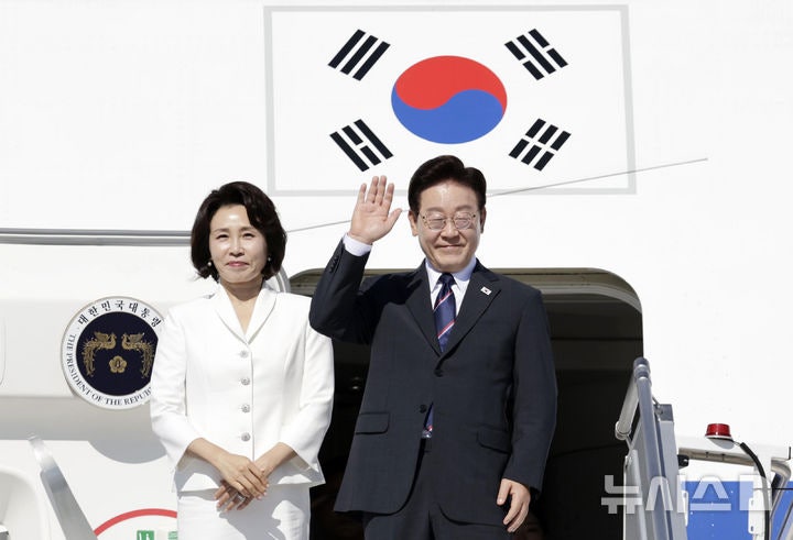 이 대통령, <b>제네바</b> 공항 <b>도착</b> 후 이동…곧 프랑스 G7정상회의 참석