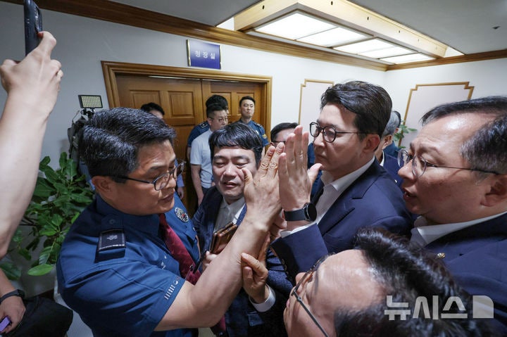 국힘 "<b>서울</b>경찰청 항의 방문서 폭력 행위…법적 책임 물을 것"