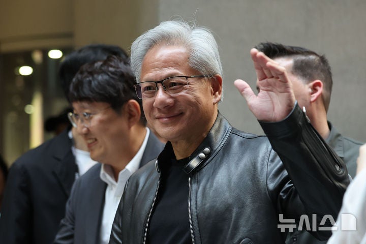 “AI 안 쓰면 도태된다” 새로운 사회 규범 외친 엔비디아 젠슨 황의 경고