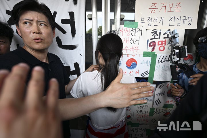 경찰, 잠실개표소 진입 홀로 막은 '올다르크' 女 수사 착수(종합)