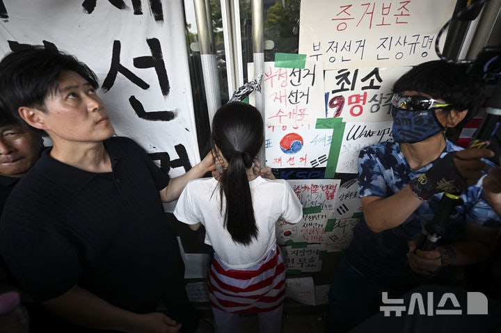 경찰, <b>잠실개표소 진입</b> 홀로 막은 '올다르크' 女 수사 착수