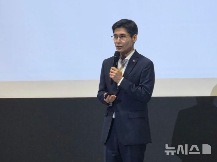 "한국인, AI 제일 잘 쓴다"…'64조 AI 거물' <b>앤트로픽</b>, <b>서울 사무소</b> 오픈