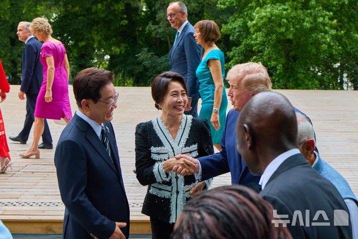 이 대통령, G7만찬서 트럼프와 옆자리서 대화…"상호 관심사 긴밀히 논의"