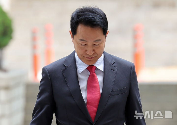 특검, '여론조사비 대납 의혹' <b>오세훈 징역</b> 1년 6개월 <b>구형</b>
