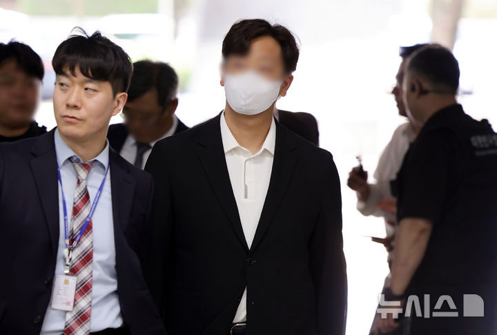 '당원 집단 가입 의혹' <b>신천지</b> 前 <b>간부</b>들 <b>구속</b>…法 "도주 우려"