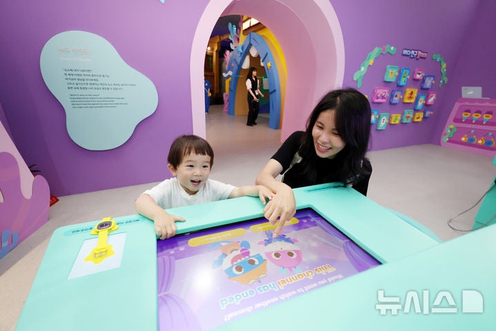 AI 인터랙티브 전시 ‘아기상어 비밀 초대장: 비커밍 샤크' 체험해요