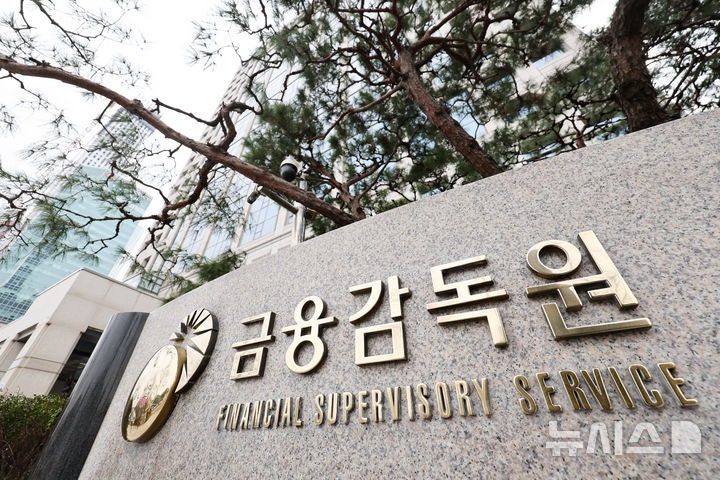 "두 달 걸리던 <b>보험</b><b>민원</b> 처리 빨라질까"…단순<b>민원</b> <b>협회</b> <b>이관</b> 초읽기