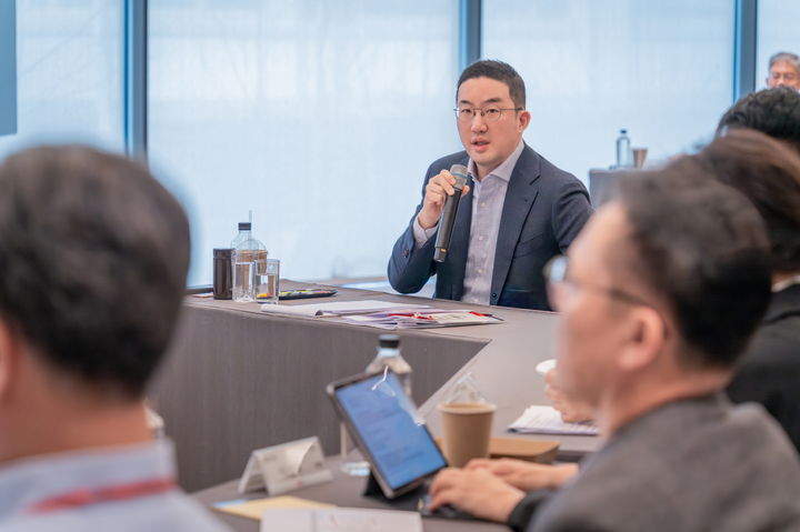 25일 서울 중구 남산리더십센터에서 열린 사장단 회의에 참석한 구광모 ㈜LG 대표가 사장단에게 속도감 있는 AX 추진을 당부하고 있다. (사진=LG 제공) *재판매 및 DB 금지