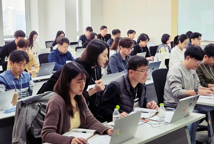 [서울=뉴시스] SK브로드밴드는 올해 조직문화 핵심 키워드를 '인공지능(AI)과 일하기', '다이내믹 SKB'로 정했다고 20일 밝혔다. 사진은 AI 에이전트 랩 과정에 참여한 SK브로드밴드 구성원들이 직접 AI 에