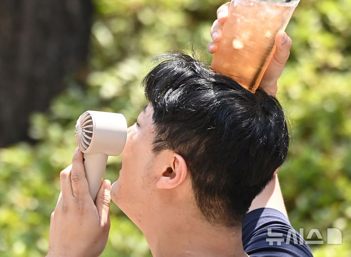 낮에는 33도 찜통더위인데 갑자기 소나기? 종잡을 수 없는 날씨 대처법