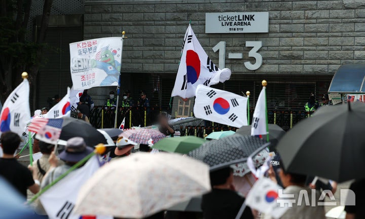 "<b>송파경찰서</b> 무기고 털자" <b>협박 댓글</b> 작성한 20대 자수