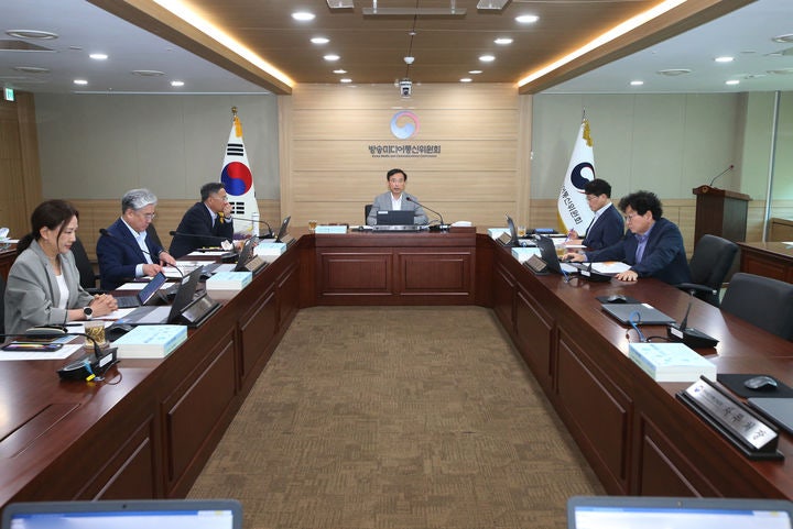 [서울=뉴시스] 김종철 방송미디어통신위원장(가운데)이 지난 18일 정부과천청사에서 '2026년 제18차 전체회의'를 진행하고 있다. (사진=방미통위 제공) 2026.06.18. photo@newsis.com *재판매