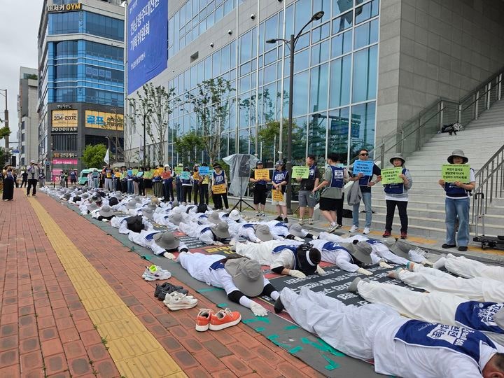 온몸을 던진 오체투지, 발달장애인 부모들이 거리로 나선 처절한 이유