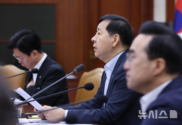 비상경제본부 <b>회의 주재</b>하는 <b>구윤철</b> 부총리