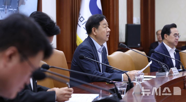 비상경제본부 <b>회의 주재</b>하는 <b>구윤철</b> 부총리