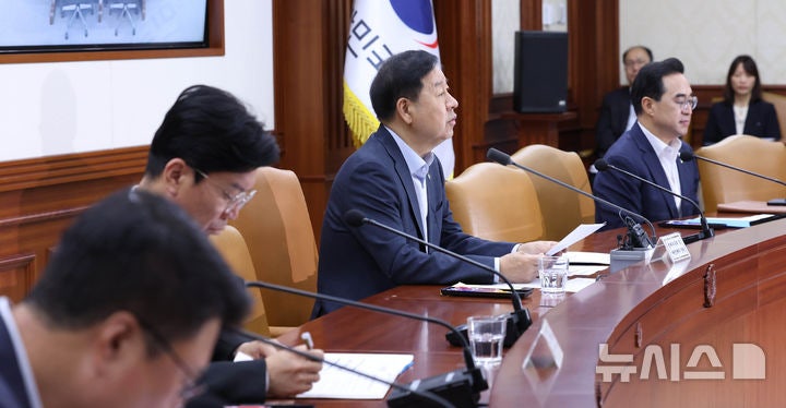 비상경제본부 <b>회의 주재</b>하는 <b>구윤철</b> 부총리