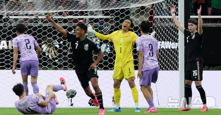 '<b>체코전</b> 맹활약' 김승규·이기혁, 멕시코전에선 통한의 실수[월드컵24시...