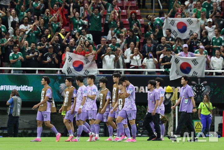 실수에 울었다…멕시코전 패배로 조 1위 놓친 <b>홍명보</b>호[월드컵 오늘의 ...