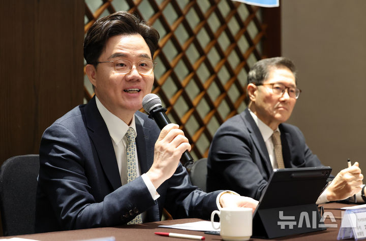 [서울=뉴시스] 이영환 기자 = 김진수 한국정보보호산업협회 신임 회장 내정자가 24일 오후 서울 서초구 엘타워에서 열린 2026 한국정보보호산업협회 상반기 기자간담회에 참석해 인사말을 하고 있다.2026.02.24
