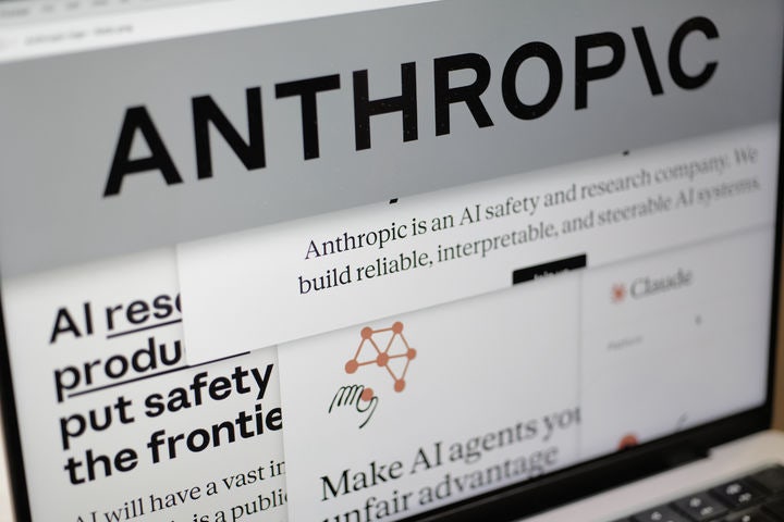 [뉴욕=AP/뉴시스]뉴욕의 한 컴퓨터 화면에 2월26일 앤트로픽의 웹사이트와 회사 로고가 표시돼 있다. 백악관이 정부 기관들이 앤트로픽의 공급망 위험 지정을 해결하고 역대 가장 강력한 미토스를 포함한 새로운 모델을 