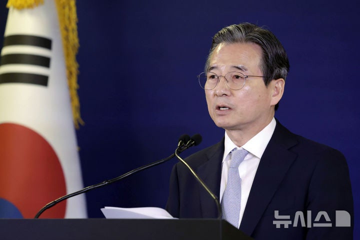<b>김용범</b> "반도체 국부, 부동산 흡수되면 호황 오래 못 가…<b>보유·양도세</b>...