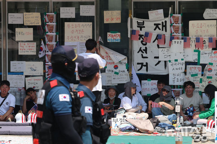 [서울=뉴시스] 권창회 기자 = 제9회 전국동시지방선거 투표용지 부족 사태에 항의하며 개표소 봉쇄 시위를 이어가고 있는 17일 서울 송파구 올림픽공원 핸드볼경기장에 설치된 개표소 문 앞을 시민들이 지키고 있다. 20