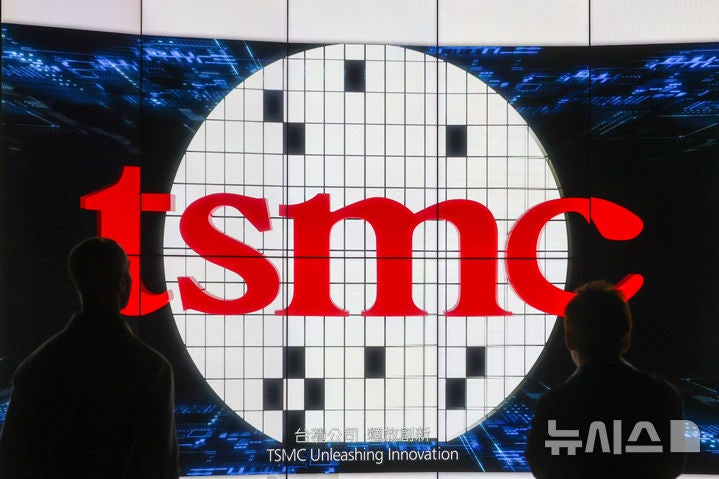[신주=AP/뉴시스] 27일(현지시간) 세계 최대 파운드리(반도체 위탁생산) 기업 TSMC가 올해 직원 성과급을 평균 30% 이상 늘리겠다는 방침을 밝혔다.사진은 2026년 1월29일 대만 신주에 있는TSMC 혁신