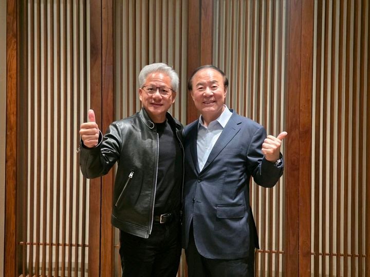 [서울=뉴시스]전영현 삼성전자 부회장과 젠슨 황 엔비디아 CEO가 함께 기념촬영을 하고 있다.(사진=삼성전자 제공) 2026.06.08.*재판매 및 DB 금지