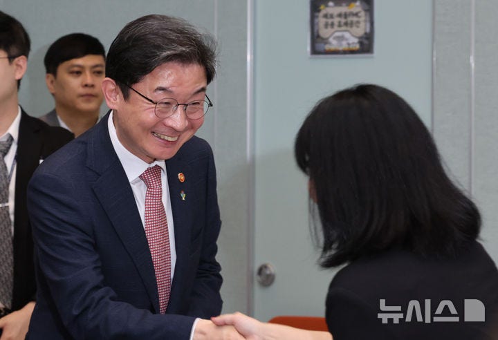 성수동 출근길에 나타난 금융위원장…"커피 마시고 청년미래적금 가입하세요"