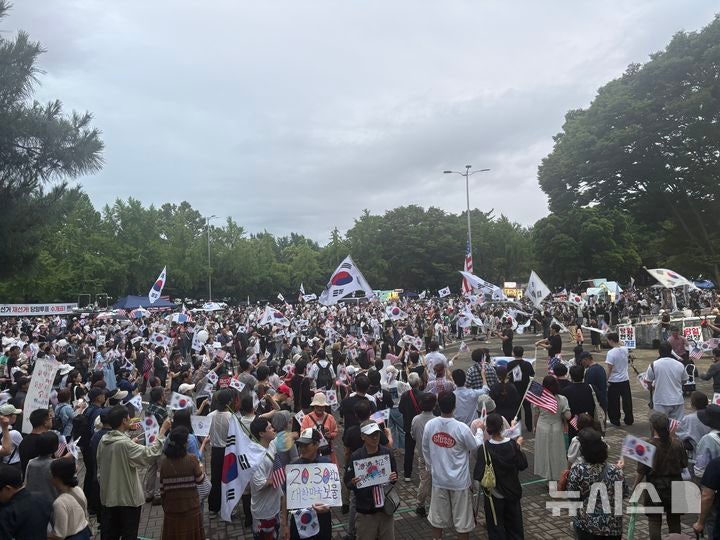 경찰, '<b>잠실 개표소 시위</b>' 36건 수사…"해산 여부 신중 검토"