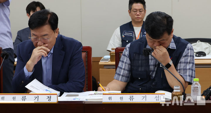 [세종=뉴시스] 강종민 기자 = 16일 세종시 정부세종청사에서 열린 최저임금위 6차 전원회의에서 류기정 사용자 위원과 류기섭 근로자 위원이 고민스런 표정을 짓고 있다.2026.06.16.ppkjm@newsis.c