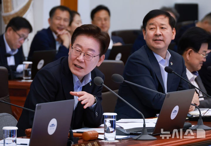 李 "석유 최고가격제 과감히 더 유지…서민 소득지원 방안도 연구"(종합)