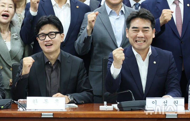 기념촬영하는 <b>이성권</b>-한동훈 <b>의원</b>