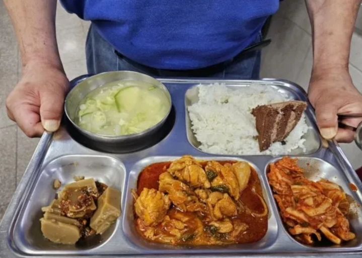 [서울=뉴시스] 한국에서 수십년간 소외계층을 위해 헌신해 온 이탈리아 출신 김하종 신부가 식판에 밥과 케이크를 함께 담아냈다는 이유로 때아닌 누리꾼들의 비난을 받고 있다.(사진=김하종 신부 인스타그램 캡처) *재판