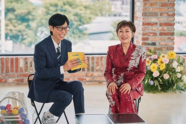 <b>하춘화</b> "공연 중 새총 날아와…악수하는 손엔 면도날"