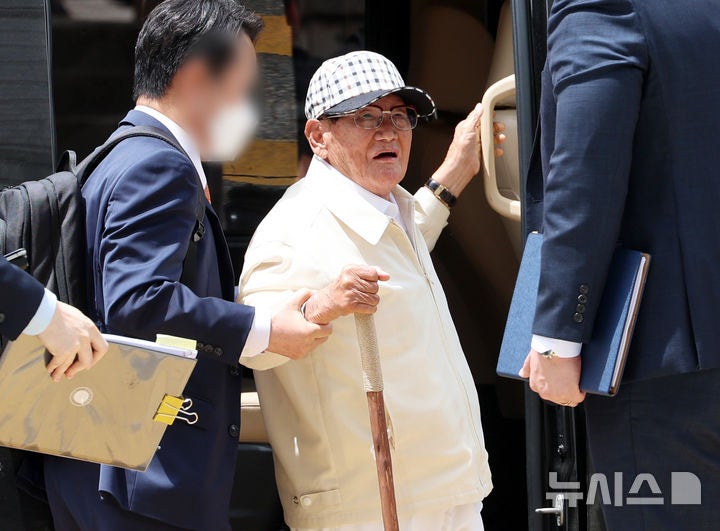 '국힘 당원 가입' 신천지 이만희, 구속심사 출석…묵묵부답