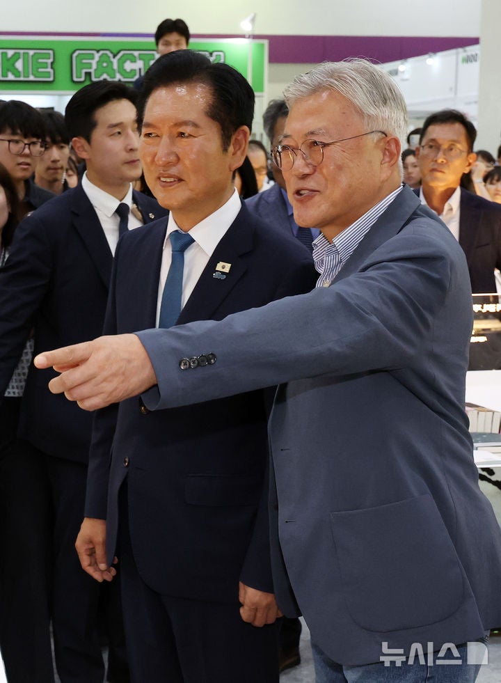 정청래, 대표 사퇴 직후 문재인과 만나…"따뜻하게 손 잡아주셨다”