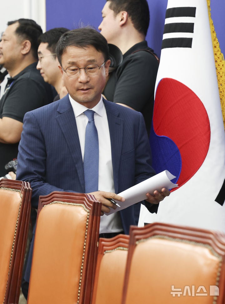 원구성 관련 긴급 기자회견 참석하는 한병도 원내대표